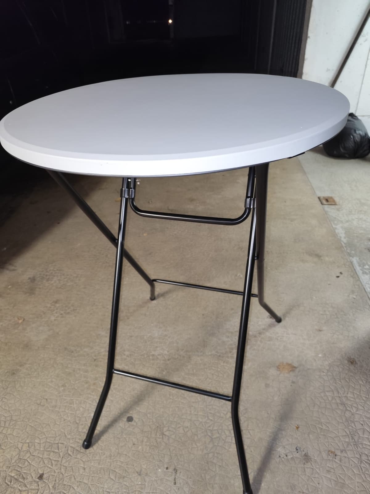 10 Manges debout hauteur 110cm et diamètre 80cm