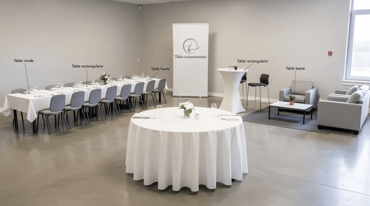 Dans un showroom, plusieurs types de tables événementielles sont exposées, incluant des tables rondes, rectangulaires, hautes et basses, créant une ambiance accueillante pour divers événements tels que des réceptions ou des mariages. Chaque table est soigneusement disposée pour illustrer la gamme de mobilier disponible pour les organisateurs d'événements.