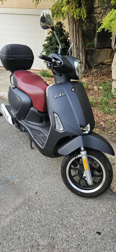 Location scooter 125cc avec topcase et casques – Saint-Cyr-sur-Mer