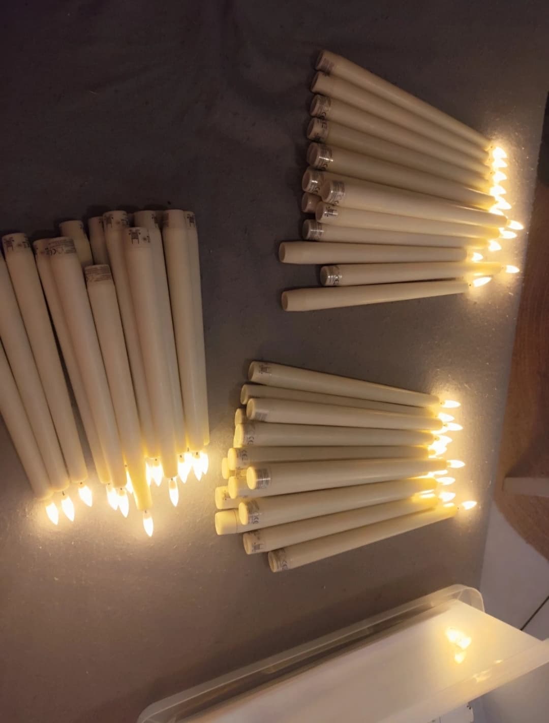 Location bougies LED dorées – lot de 45 avec bougeoirs