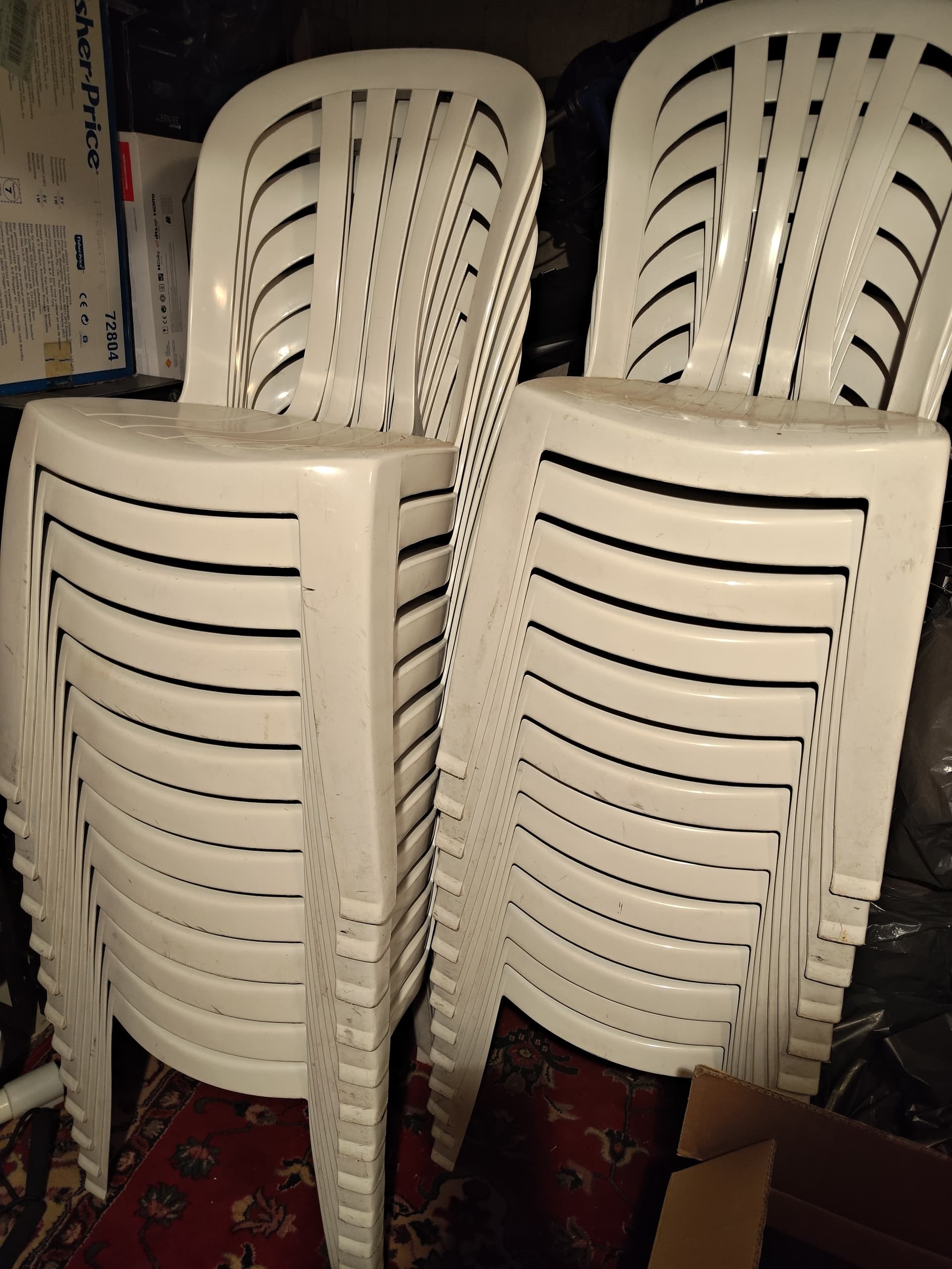 Location de 27 chaises en plastique blanc à Épinay-sous-Sénart