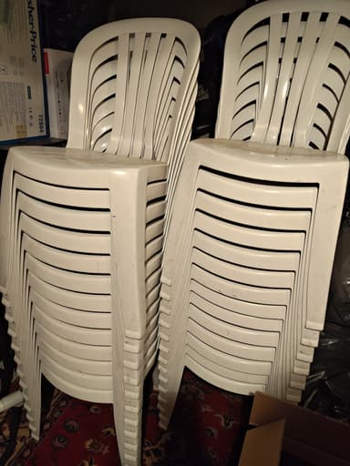 Location de 27 chaises en plastique blanc à Épinay-sous-Sénart