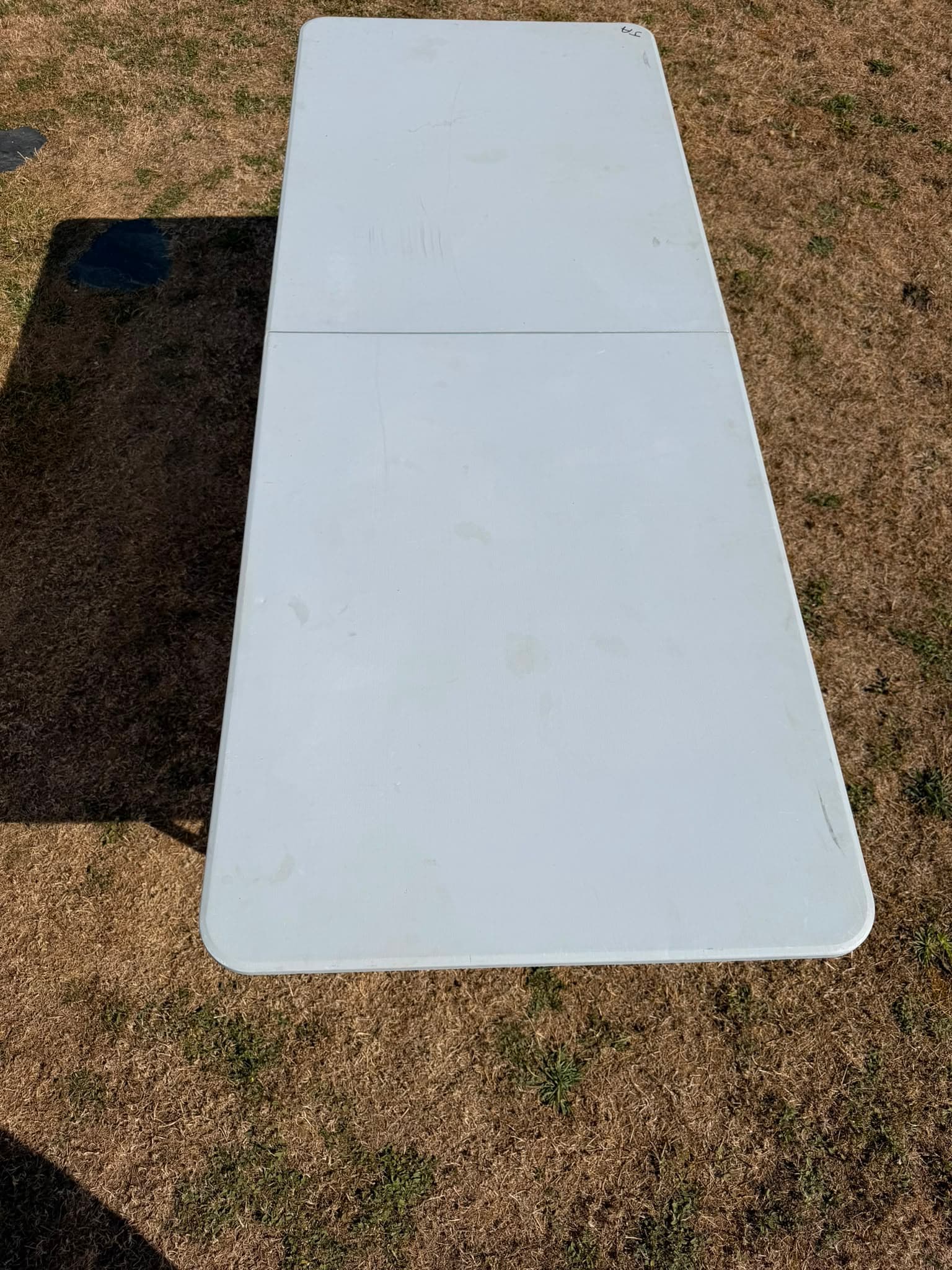 Location de tables pliantes blanches à Brenouille