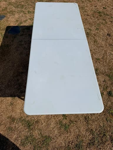 Location de tables pliantes blanches à Brenouille