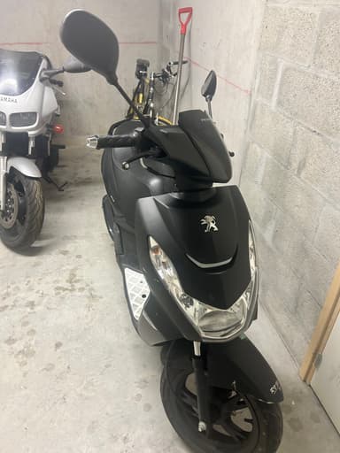 Location scooter Peugeot Kisbee à Cranves-Sales