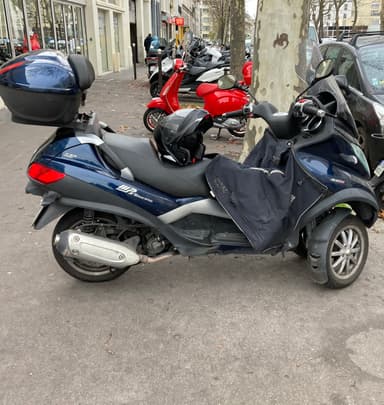 Location scooter MP3 300 trois-roues à Saint-Maur-des-Fossés