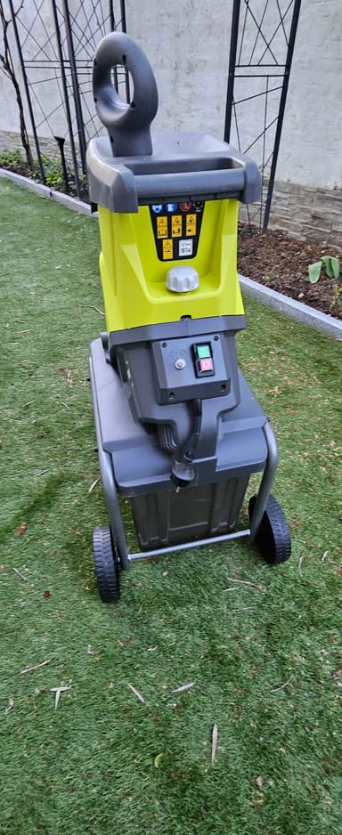 Location broyeur de végétaux RYOBI 2500 W à Herblay-sur-Seine