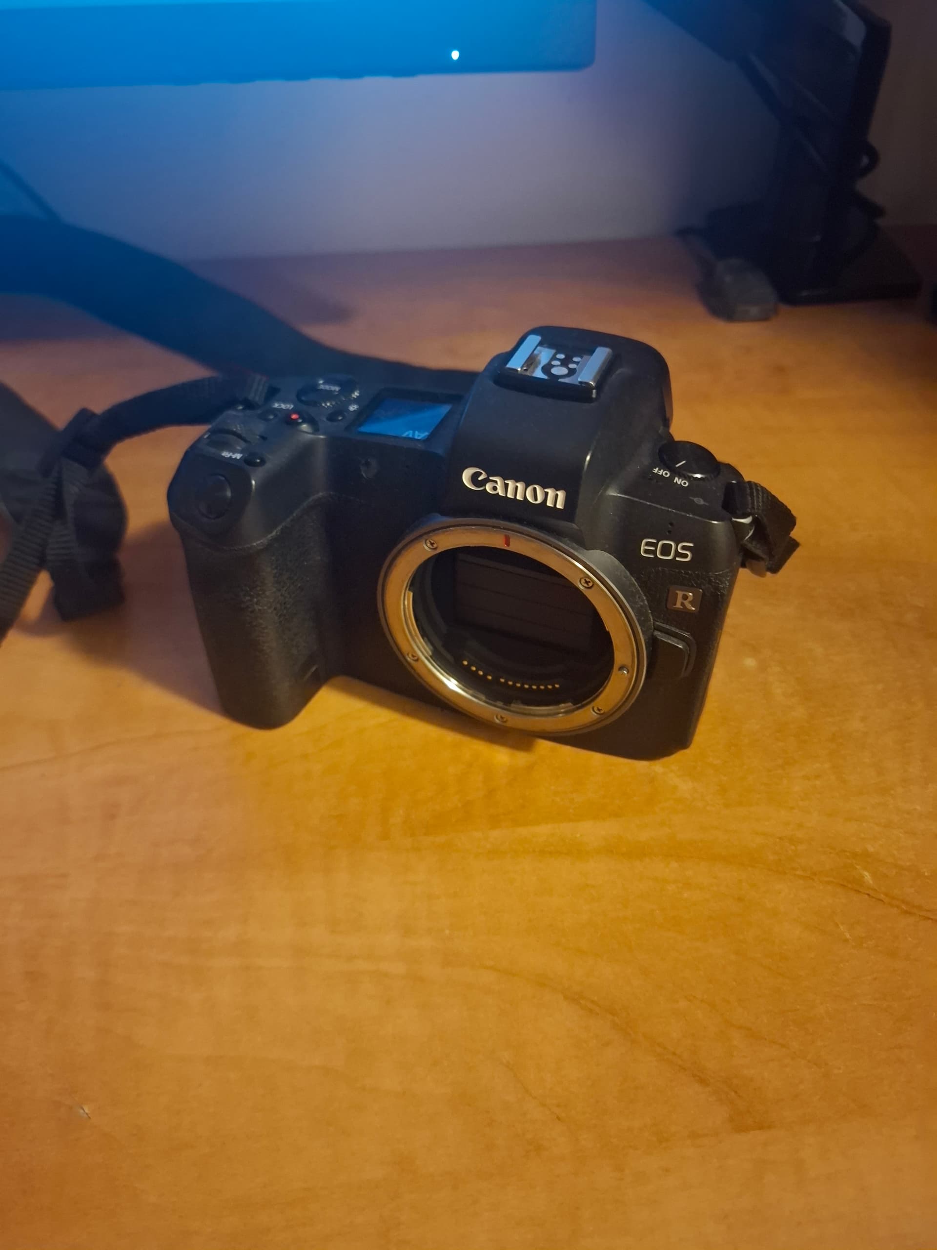 Location appareil photo hybride Canon EOS R à Paris