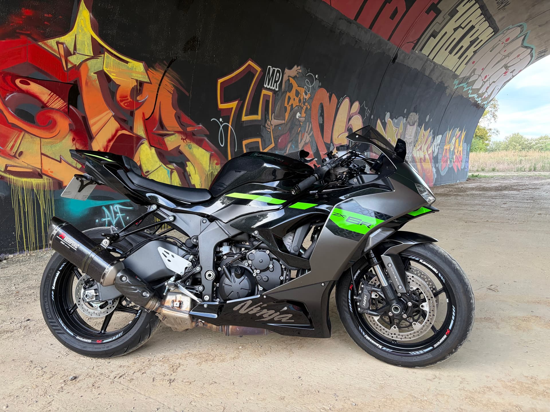 Location moto sportive Kawasaki ZX6R à Bourg-lès-Valence