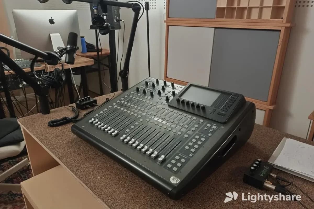 Location console de mixage Behringer X32 Compact à Paris