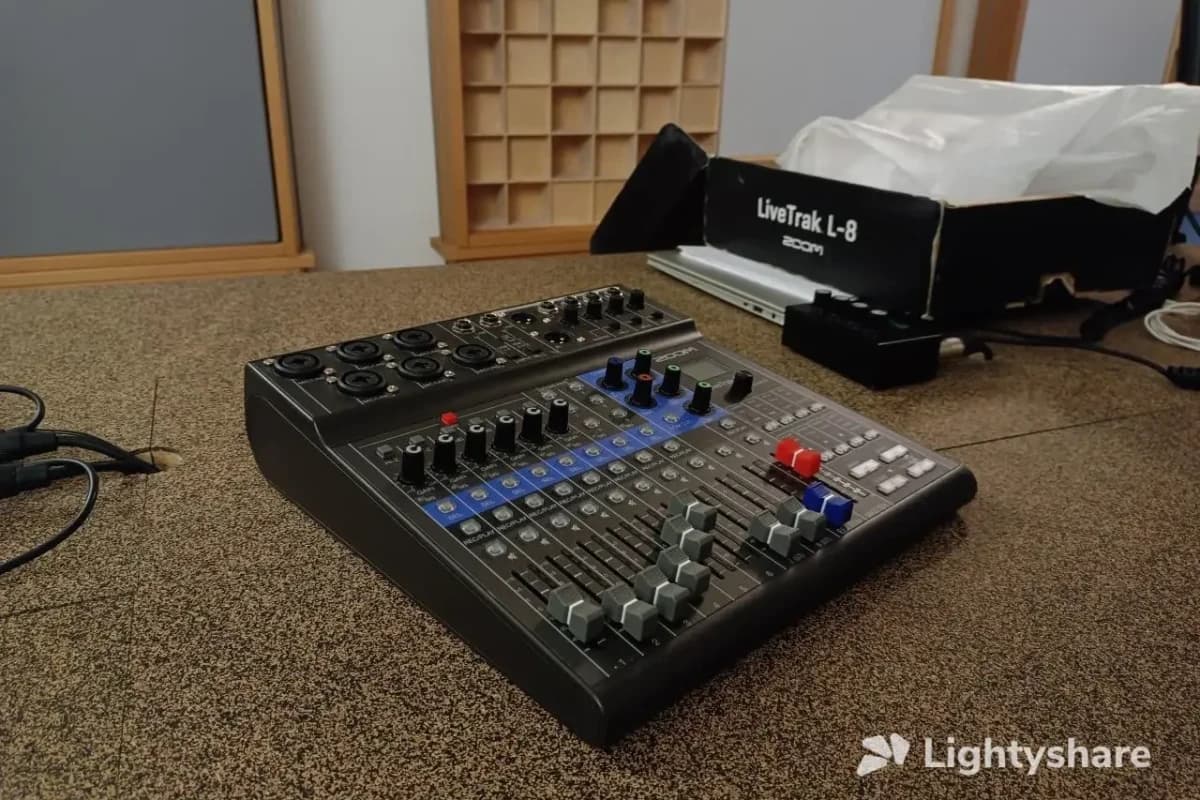 Location console de mixage Zoom LiveTrak L-8 à Paris