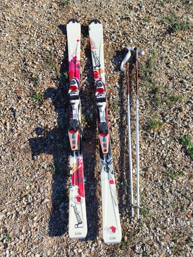 Location skis femme Rossignol 162 cm + bâtons – Noilhan