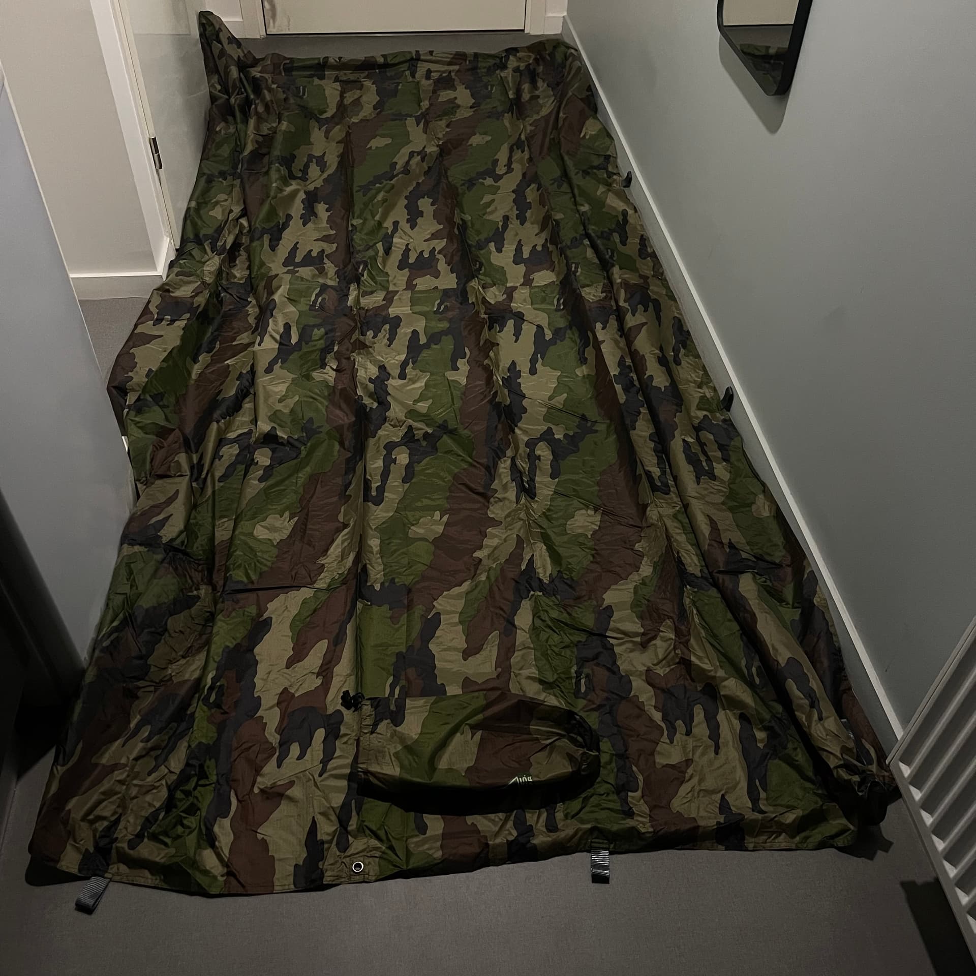 Bâche de bivouac camouflage militaire à louer