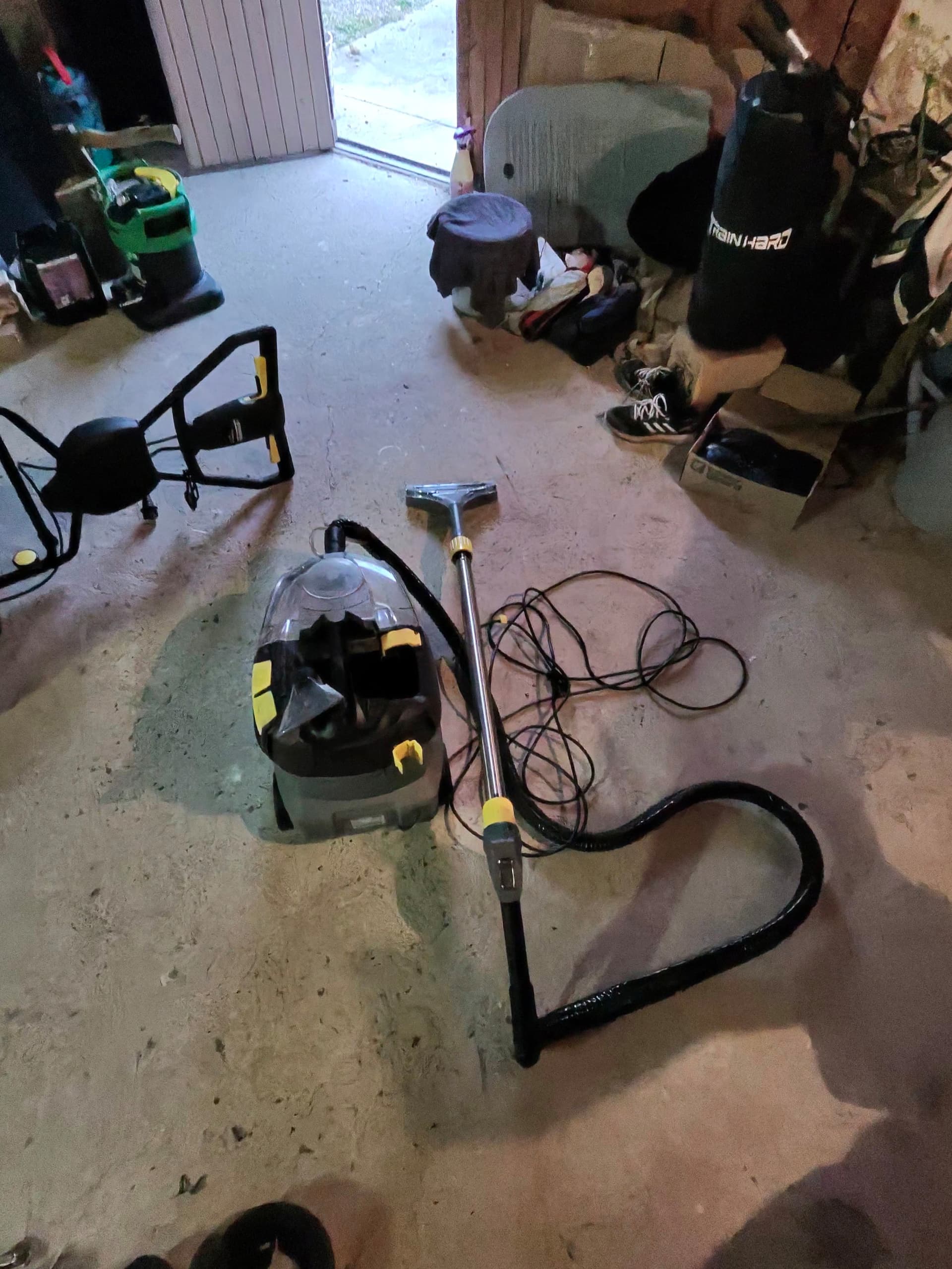 Location shampouineuse Karcher PUZZI 8/1 à Ceton